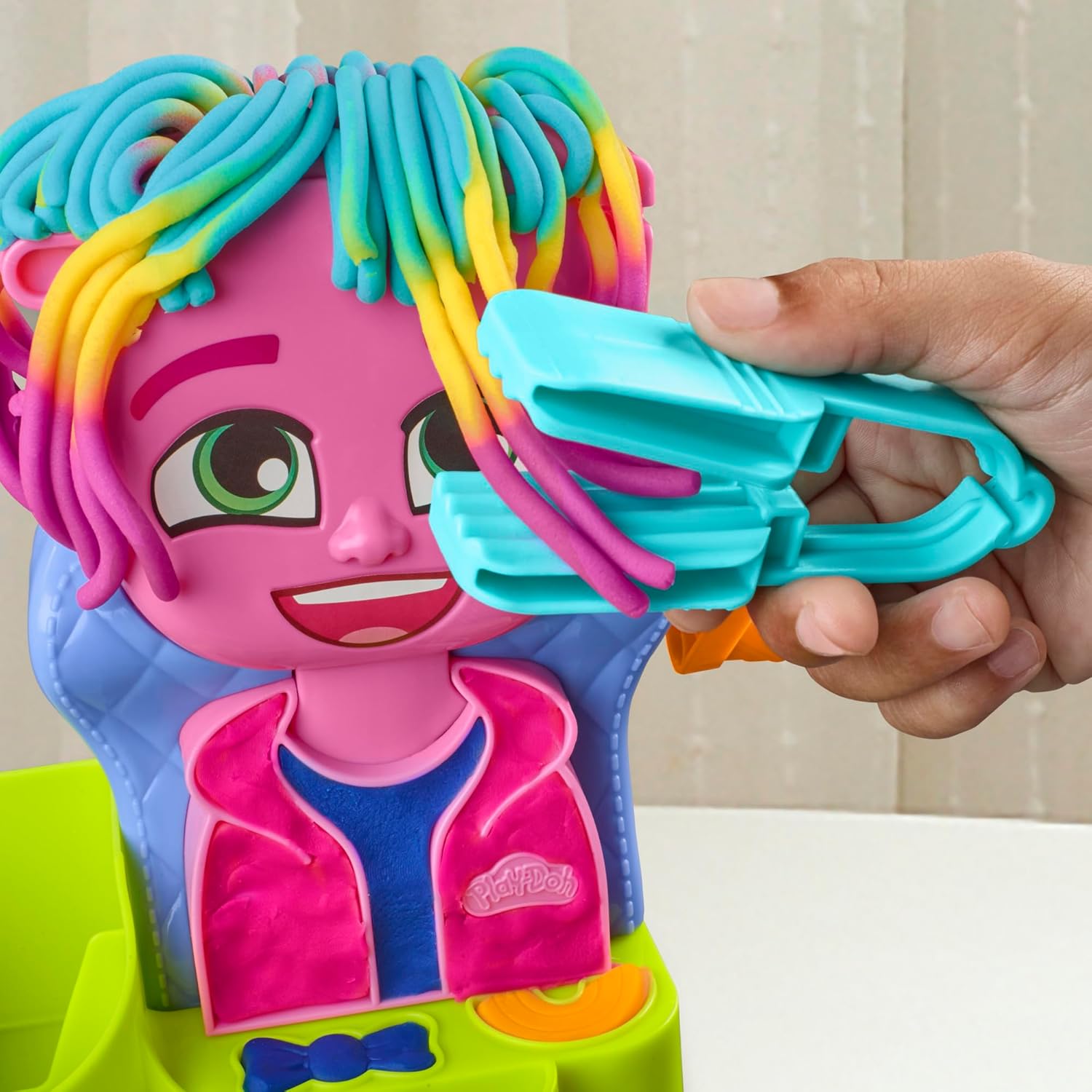 Play-Doh Hair Stylin' Salon Playset Créez des coiffures folles avec 6 couleurs Play-Doh - Jouet de salon de simulation pour enfants à partir de 3 ans